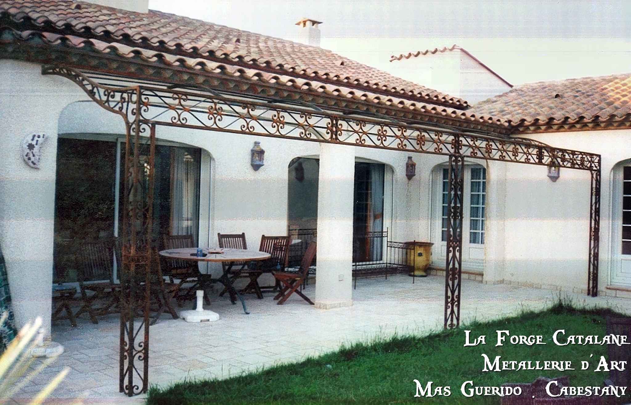 pergola  frise avec volutes et pieds ouvrage forge catalane.jpg